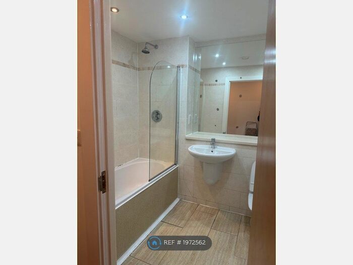 2 Bedroom Flat To Rent In Whithy Grove, Manchester, M4