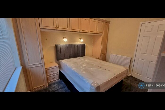 2 Bedroom Flat To Rent In West Park Drive East, Leeds, LS8