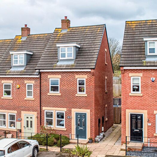 3 Bedroom Town House For Sale In Midwinter Row, Drighlington, BD11