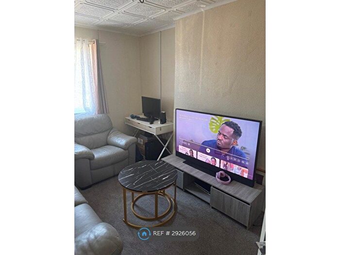 2 Bedroom Flat To Rent In Poole Road, Epsom, KT19
