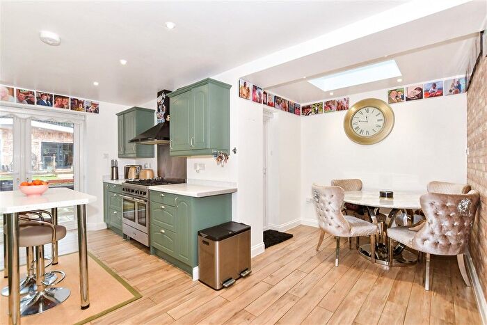 3 Bedroom Semi-Detached House For Sale In Birling Road, Leybourne, West Malling, Kent, ME19