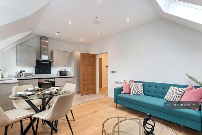 2 Bedroom Flat To Rent In Kingston Road, Leatherhead, KT22