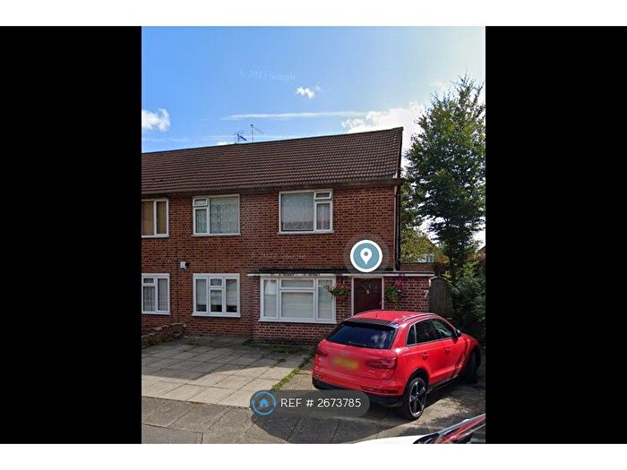 2 Bedroom Maisonette To Rent In Mount Close, Cockfosters, Barnet, EN4