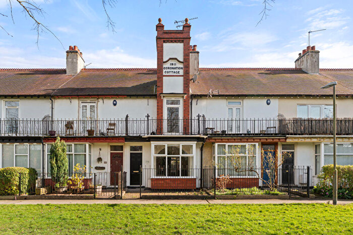 3 Bedroom Terraced House For Sale In Peaksfield Avenue, Grimsby, DN32