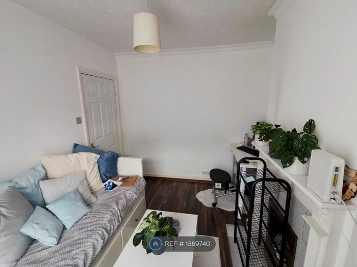 2 Bedroom Terraced House To Rent In Shaftesbury Road, Reading, RG30