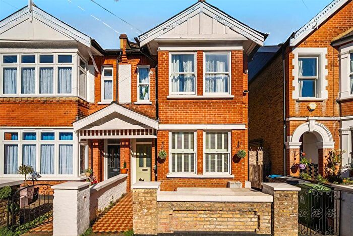 2 Bedroom Flat To Rent In Garden Flat - Burton Road, Kingston Upon Thames, KT2