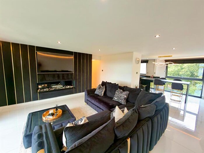 3 Bedroom Apartment To Rent In Lakeview Court, Leeds, LS8