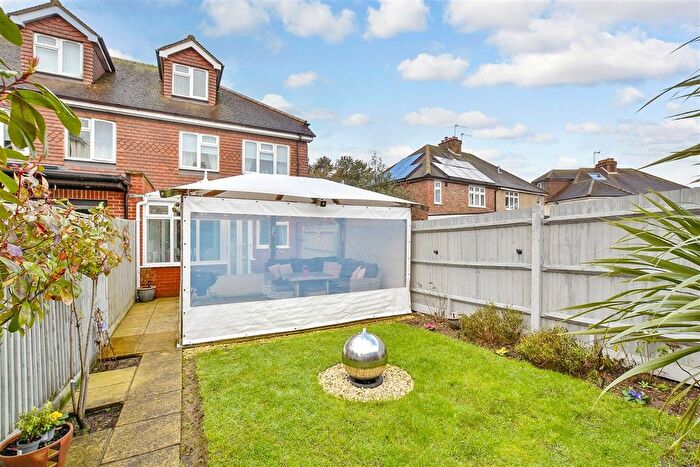 4 Bedroom End Terrace House For Sale In Buckland Road, Lower Kingswood, Tadworth, Surrey, KT20