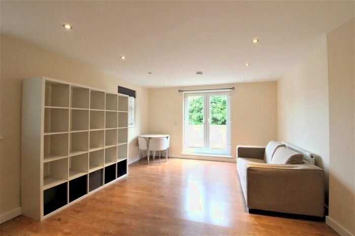 3 Bedroom Flat To Rent In Vincent Road, London, N15