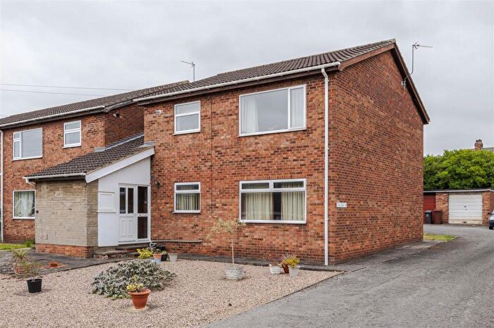 2 Bedroom Flat For Sale In Ridgewood Drive, Burton-Upon-Stather, DN15