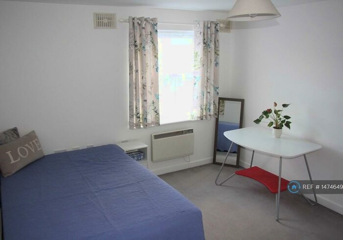 2 Bedroom Flat To Rent In Johnson Court, London, NW4