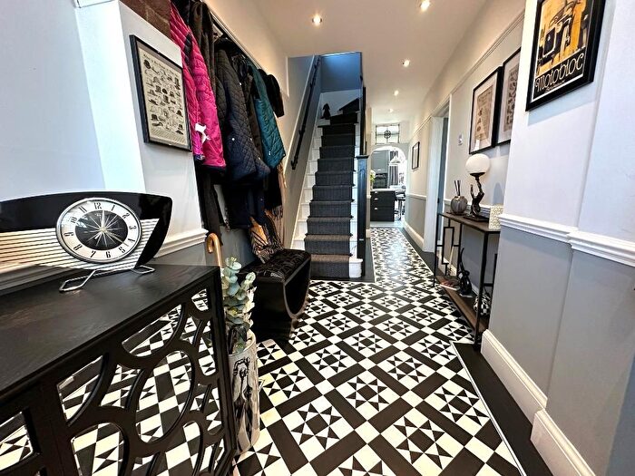 3 Bedroom End Of Terrace House For Sale In Hart Lane, Round Green, Luton, Bedfordshire, LU2