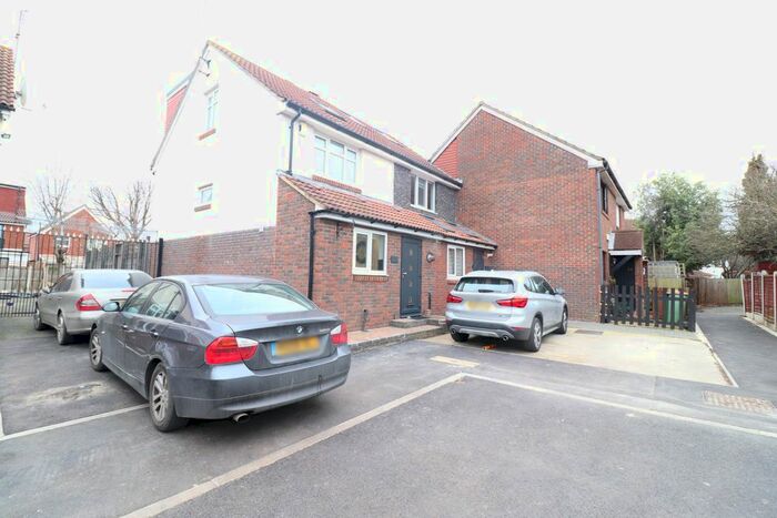 3 Bedroom Semi-Detached House To Rent In Giralda Close, London, E16