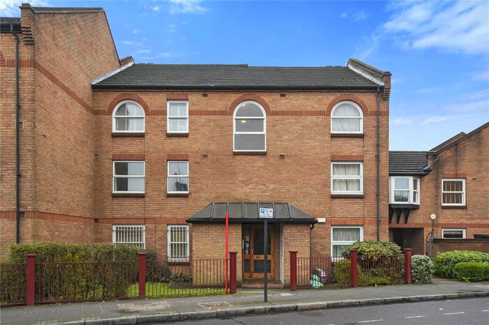 2 Bedroom Flat To Rent In Victoria Park Road, London, E9