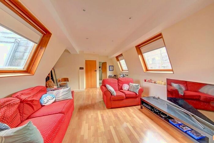 2 Bedroom Flat To Rent In Coach House Yard, Ebner Street, London, SW18