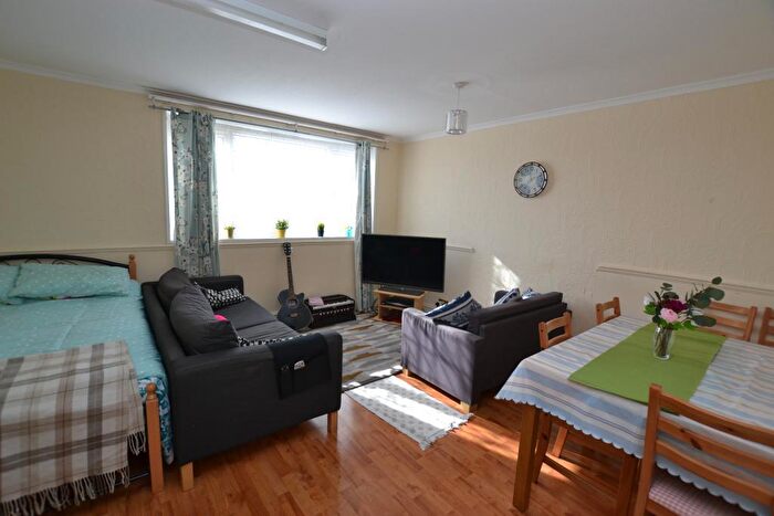 3 Bedroom Flat To Rent In Grant Street, Plaistow, London, E13