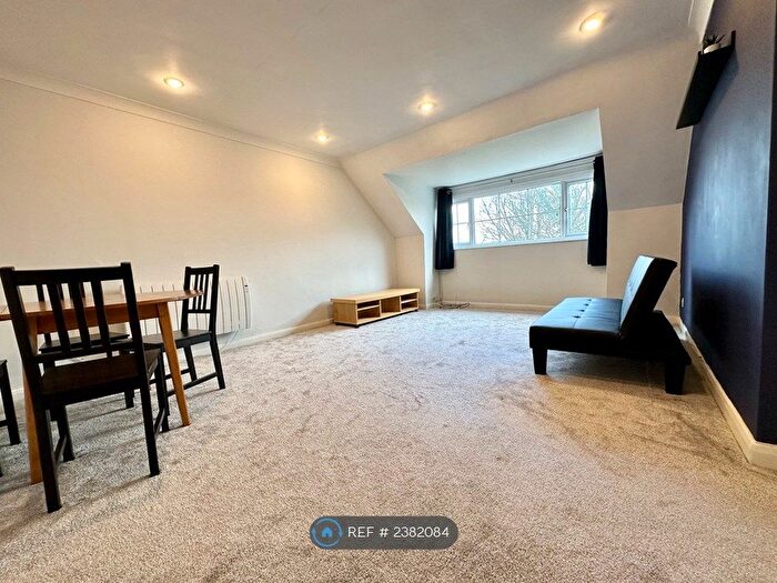 2 Bedroom Flat To Rent In Alwoodley, Leeds, LS17