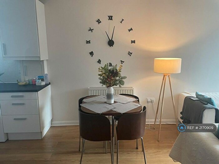 2 Bedroom Flat To Rent In Garfield Mews, London, SW11