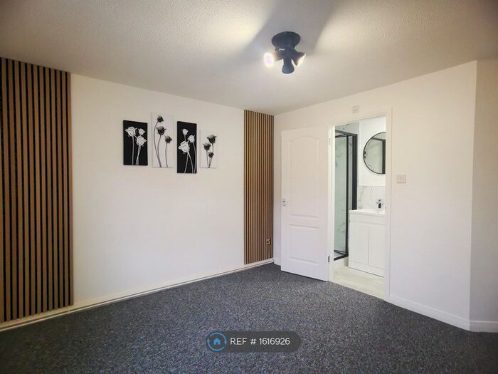 2 Bedroom Flat To Rent In Roman Courts, Cambridge, CB4