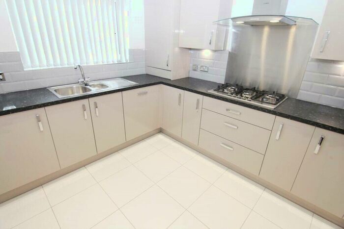 4 Bedroom Apartment To Rent In - Cowdenbeath Path, Londo N, N1