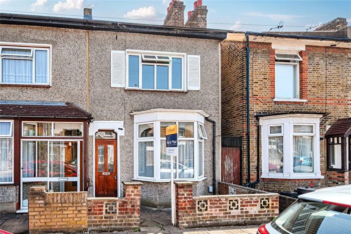 3 Bedroom Semi-Detached House For Sale In Park End, Bromley, BR1