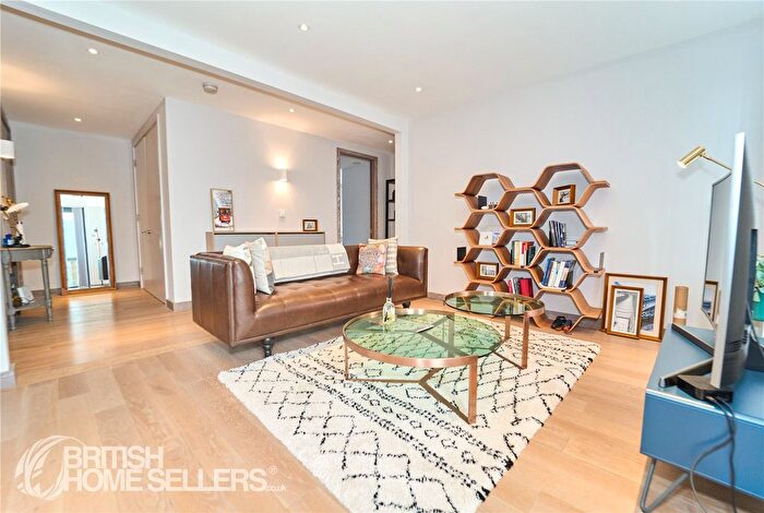 2 Bedroom Flat For Sale In Drapers Yard, London, SW18