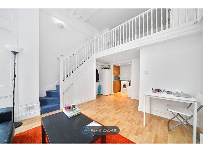 Studio To Rent In Earls Court, London, SW5