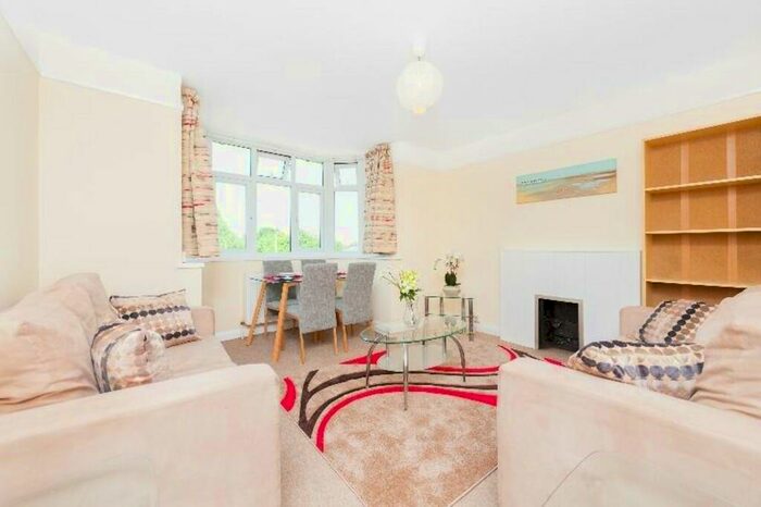 2 Bedroom Apartment To Rent In Parkwood, New Southgate, London, N20