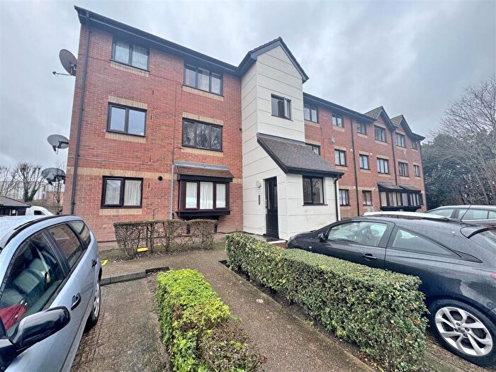 Studio For Sale In Magpie Close, Enfield, EN1