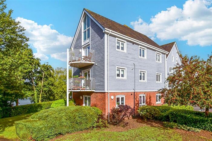 2 Bedroom Flat For Sale In The Lakes, Larkfield, Kent, ME20