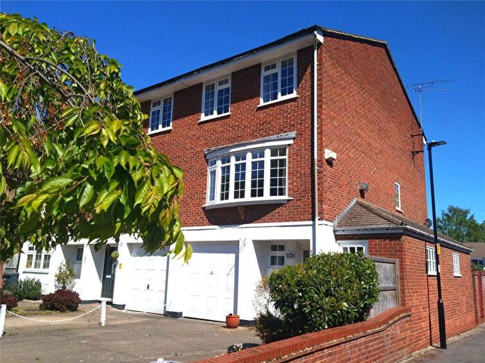 4 Bedroom End Of Terrace House For Sale In Waverley Road, Enfield, Middlesex, EN2