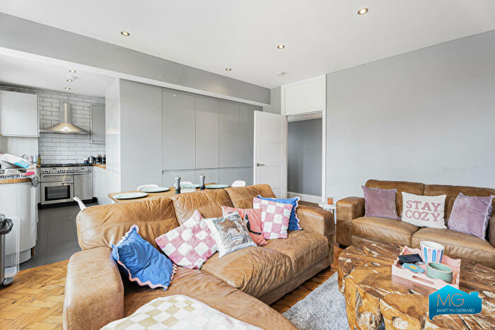 3 Bedroom Apartment To Rent In Green Lanes, Winchmore Hill, London, N21