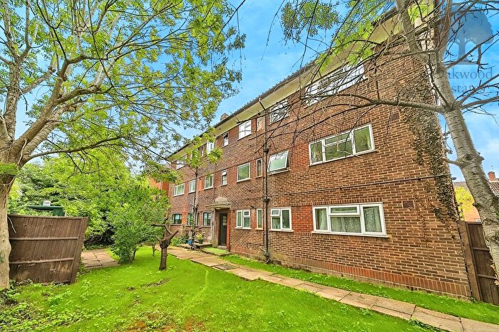 2 Bedroom Flat To Rent In Courtlands, Maidenhead, SL6