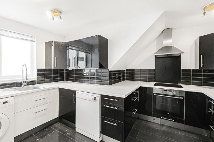 2 Bedroom Maisonette To Rent In Engadine Close, Croydon, CR0