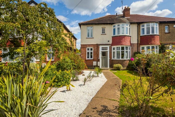 2 Bedroom Flat To Rent In Chestnut Avenue, Hampton, TW12