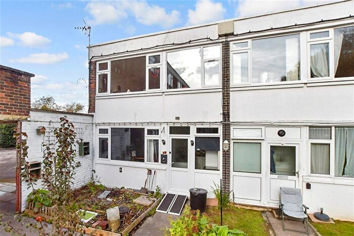 1 Bedroom Flat For Sale In Guildford Road, Horsham, West Sussex, RH12