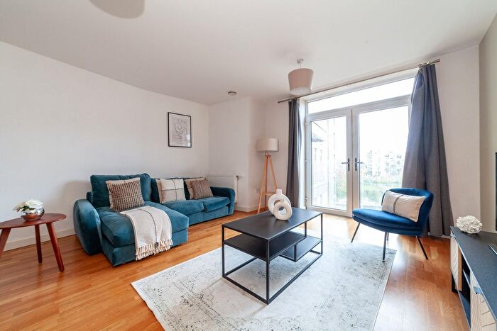 2 Bedroom Flat To Rent In Lakeside Drive, Park Royal, London, NW10