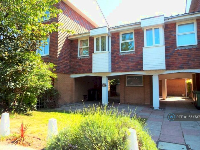 2 Bedroom Maisonette To Rent In Woodville Drive, Portsmouth, PO1