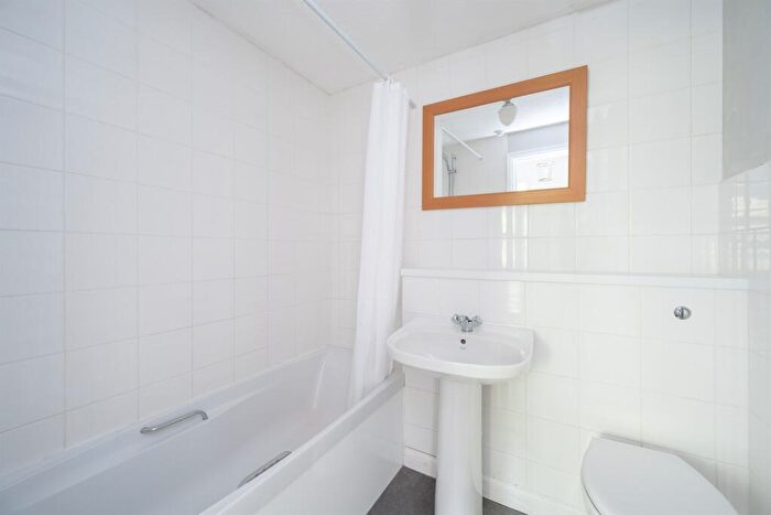 2 Bedroom Flat To Rent In Greenacres, North Parade, Horsham, RH12