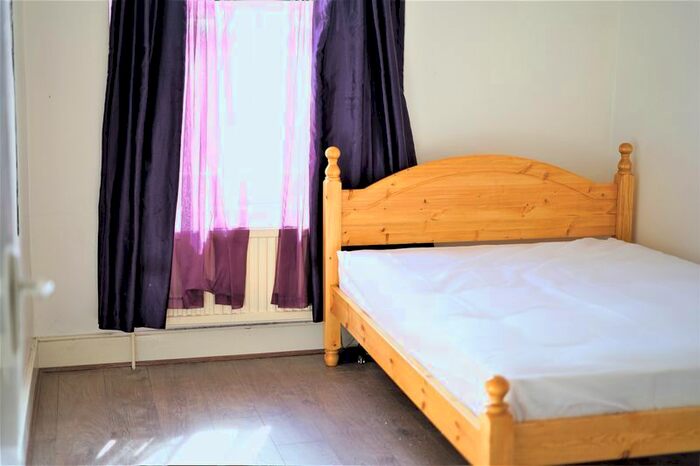 2 Bedroom Flat To Rent In Goldhawk Road, London, W12