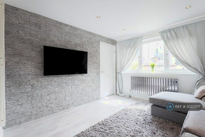 1 Bedroom Maisonette To Rent In East Smithfield, London, E1W