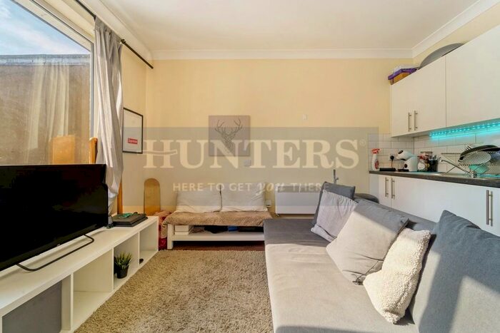 Studio To Rent In Hanworth Road, Hounslow, TW4