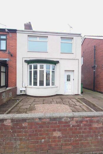 3 Bedroom Semi-Detached House To Rent In Warwick Road, Scunthorpe, DN16