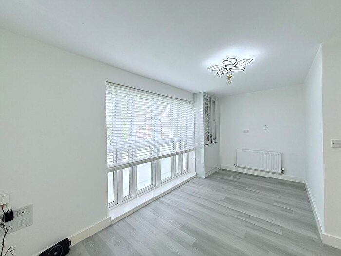 3 Bedroom Semi-Detached House For Sale In Wolseley Drive, Dunstable, LU6