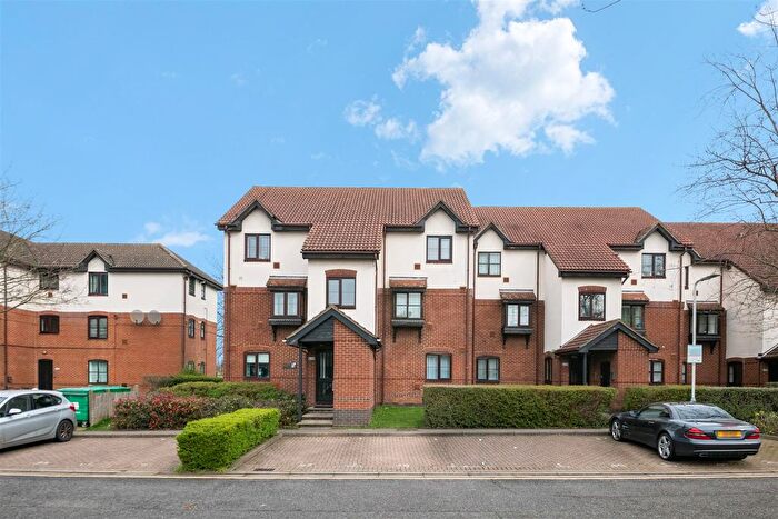 1 Bedroom Flat For Sale In David Close, Harlington, Hayes, UB3
