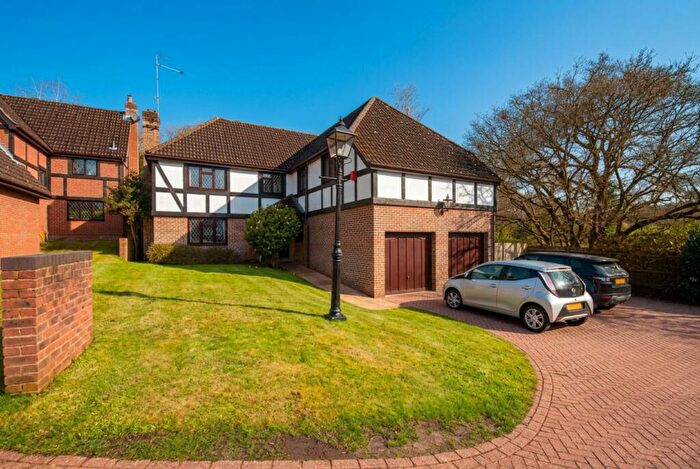 5 Bedroom Detached House For Sale In Throgmorton Road, Yateley, GU46
