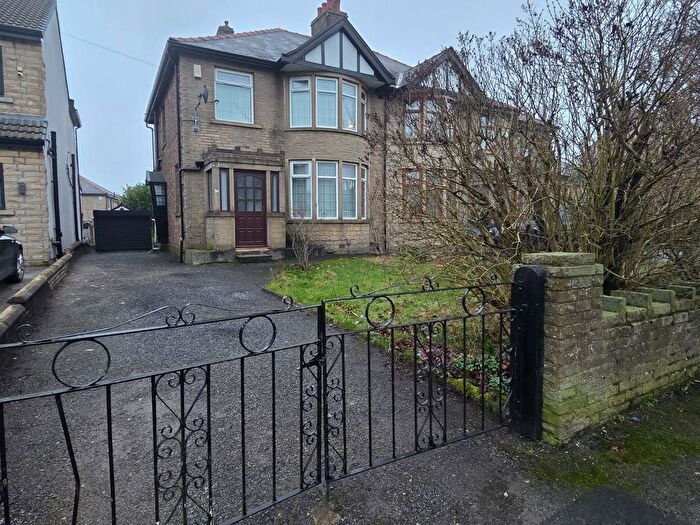 3 Bedroom Semi Detached House To Rent In Moore Avenue, BD6