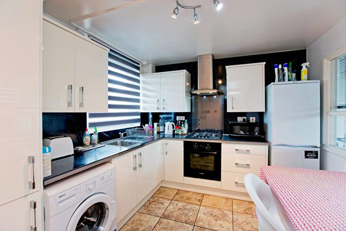 3 Bedroom Flat To Rent In Hanbury Street, London, E1