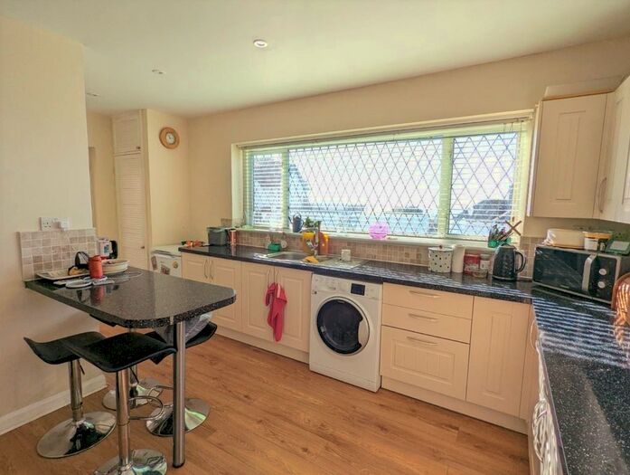 3 Bedroom Bungalow To Rent In Wicklands Avenue, Saltdean, Brighton, BN2