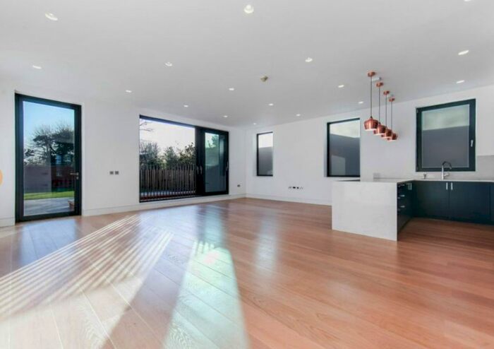 5 Bedroom Flat To Rent In Elm Avenue, London, W5